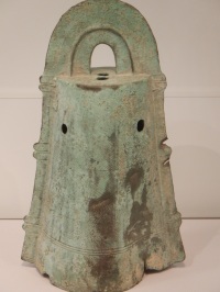 銅鐸と鰭/大阪府弥生文化博物館